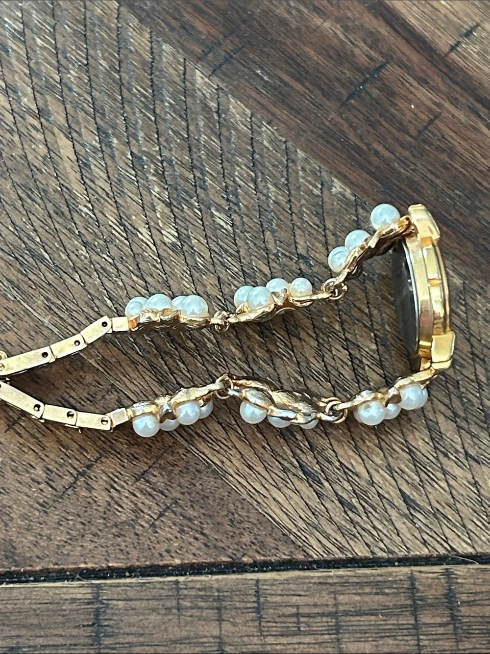 vintage CVP Primrose Pearl Watch, a gold-tone women's quartz  need battery